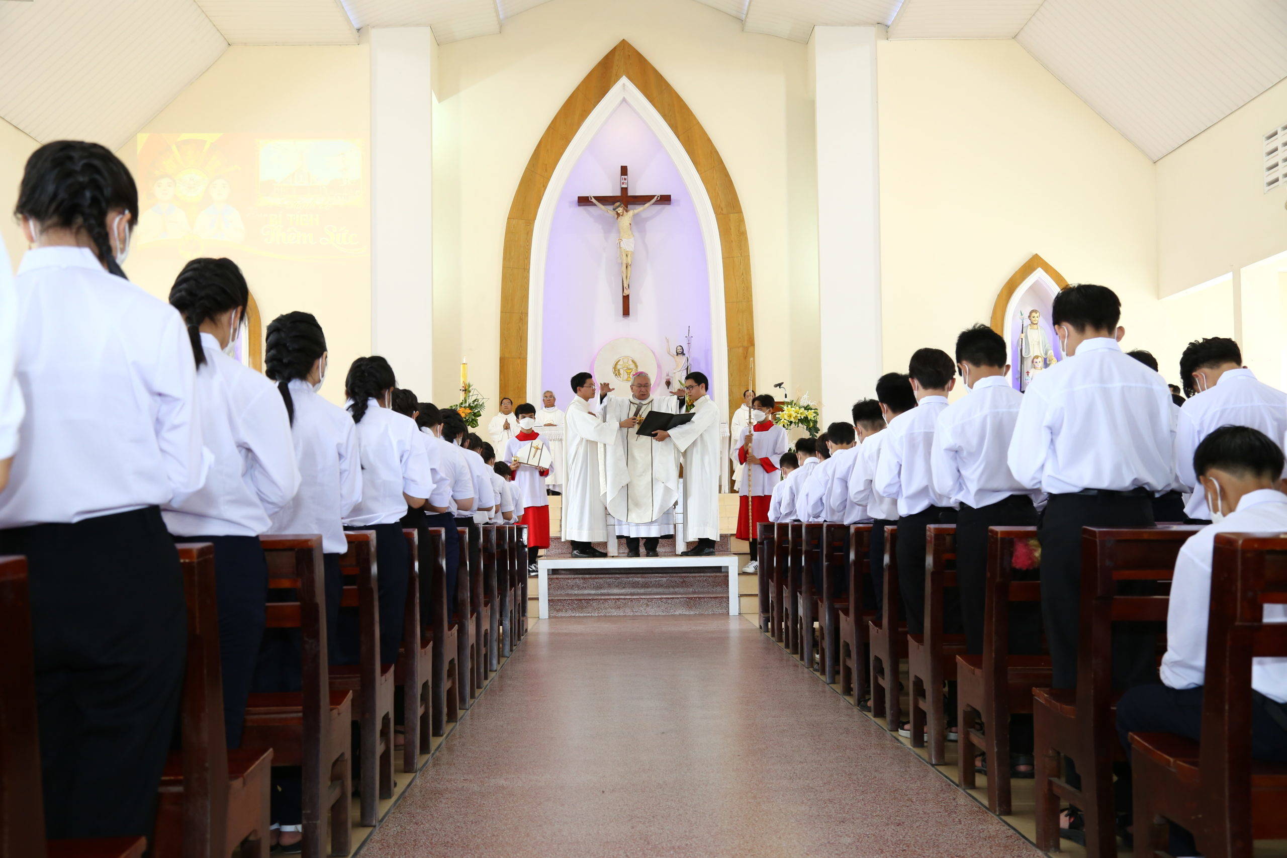 Tin Ảnh: Gx. Phước Bình: Đức Cha Emmanuel ban Bí tích Thêm sức cho 178 thiếu nhi- Ngày 01.5.2022