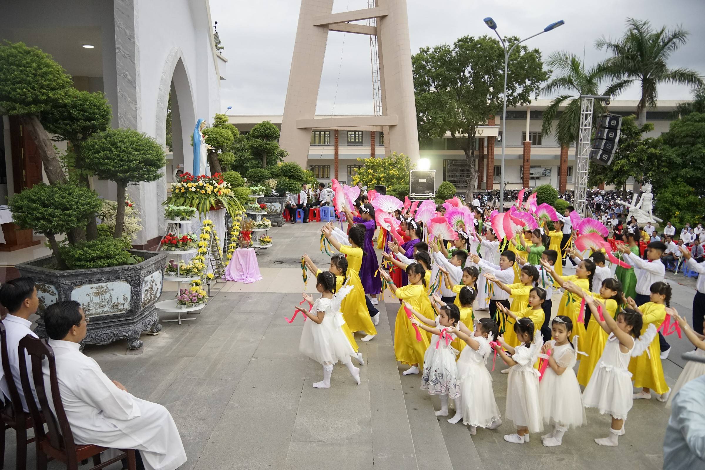 Gx. Láng Cát: Dâng hoa tôn kính Đức Mẹ- Bế mạc Tháng Hoa 2022