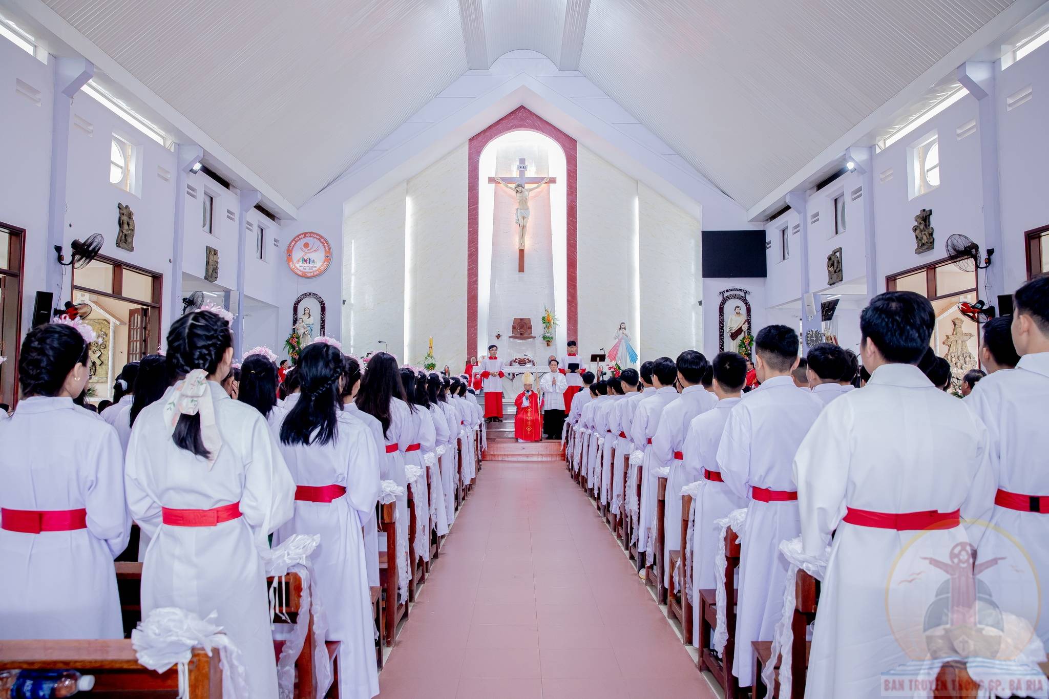 Tin ảnh: Gx. Hữu Phước: Đức Cha Tôma ban Bí tích Thêm sức cho 151 em thiếu nhi trong Giáo xứ