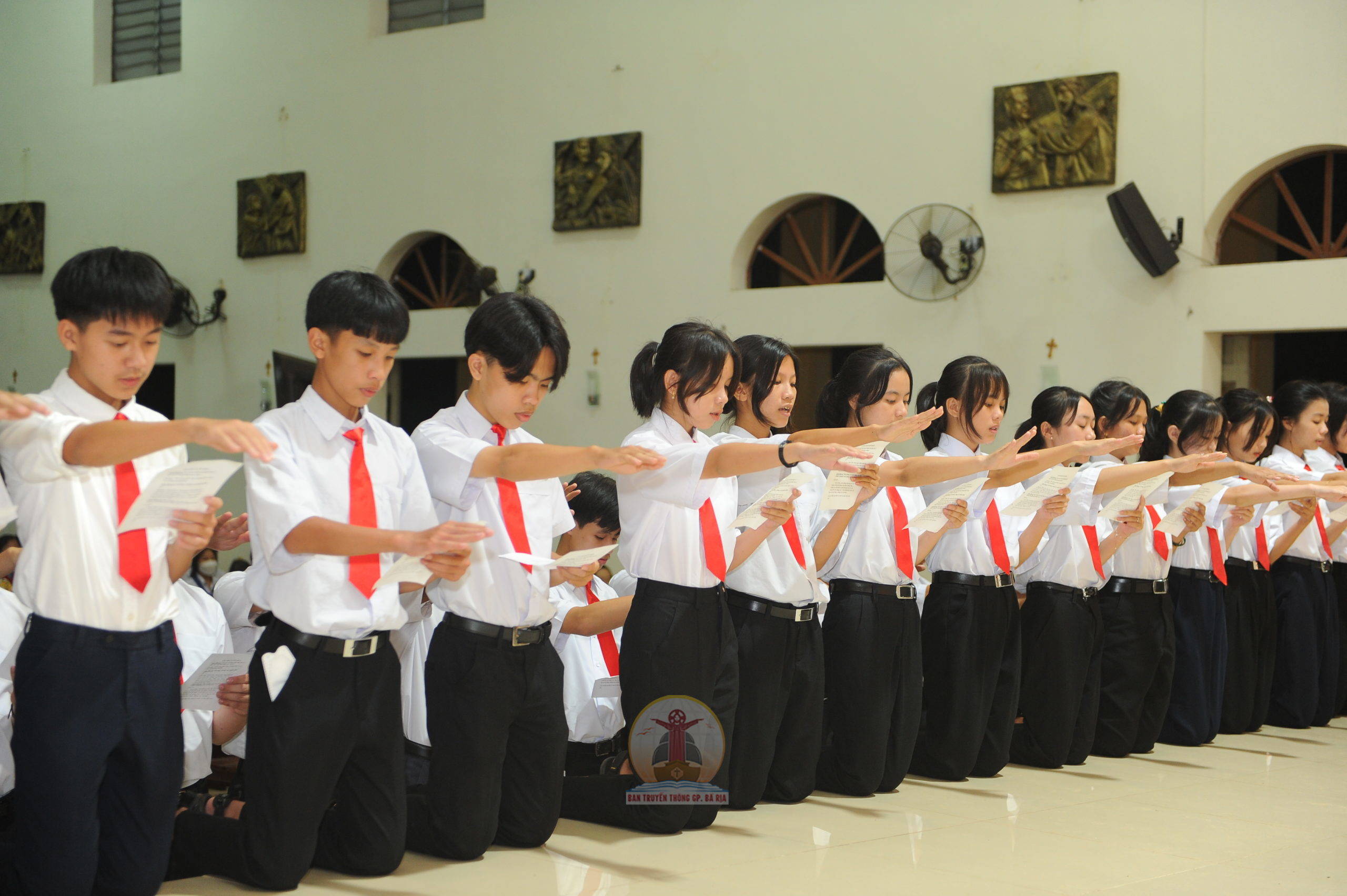 Tin ảnh: Gx. Hòa Lâm: 37 em thiếu nhi Tuyên hứa Vào đời