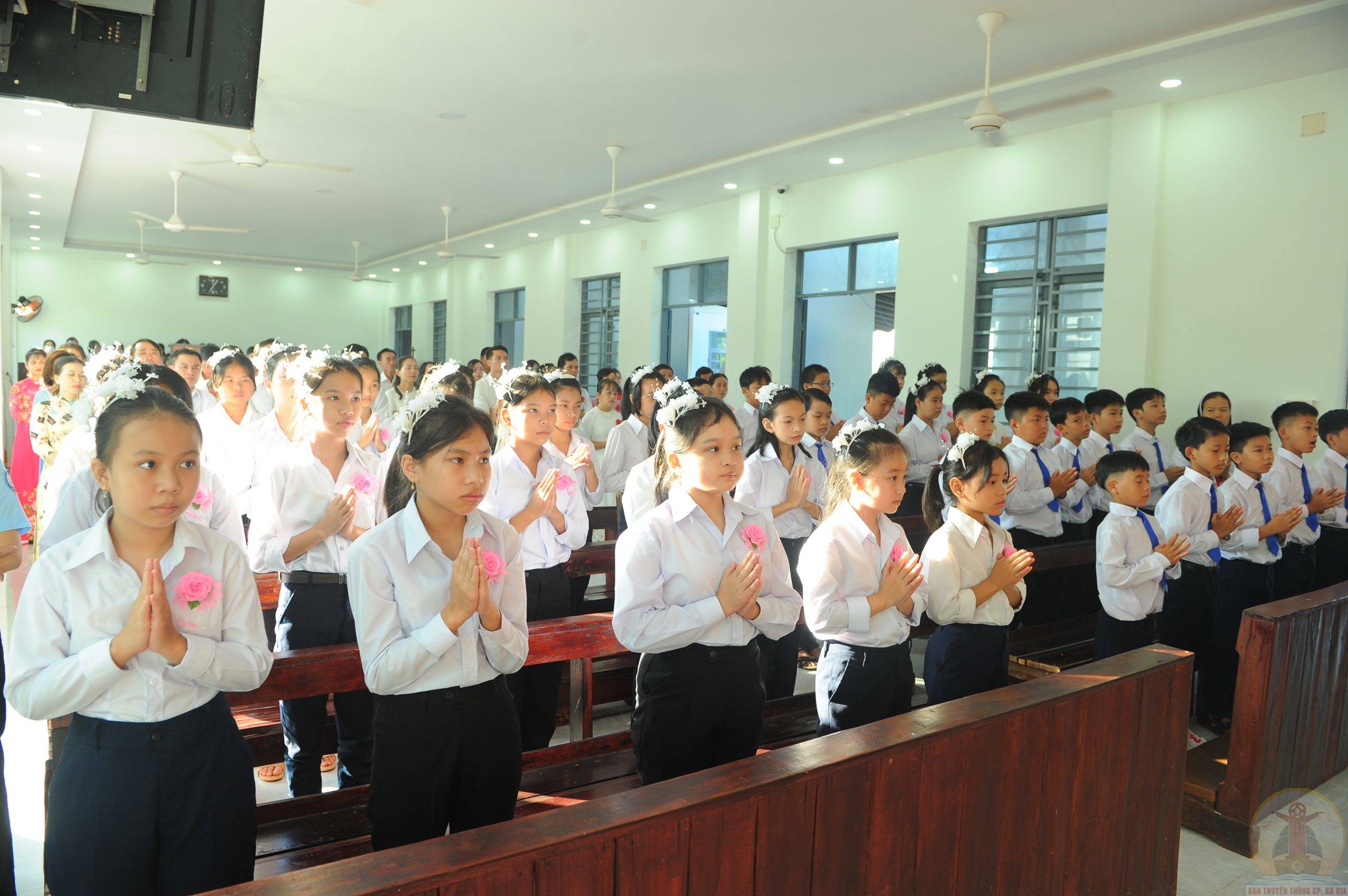 Tin ảnh: Gx. Hòa Hưng: Thánh lễ ban Bí tích Thánh Thể lần đầu- Ngày 19.6.2022