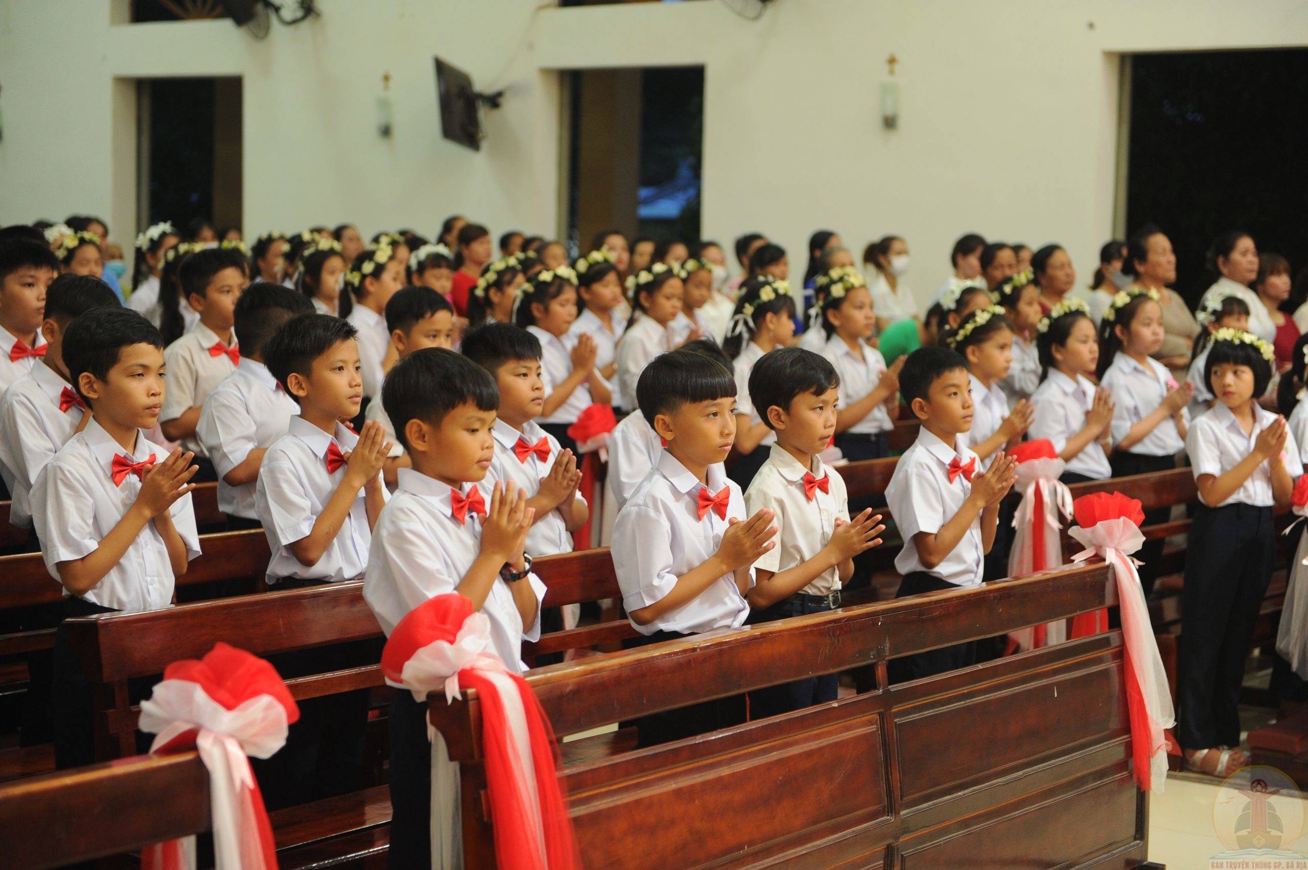 Tin ảnh: Gx. Hòa Lâm: Thánh lễ ban Bí tích Thánh Thể lần đầu- Ngày 19.6.2022