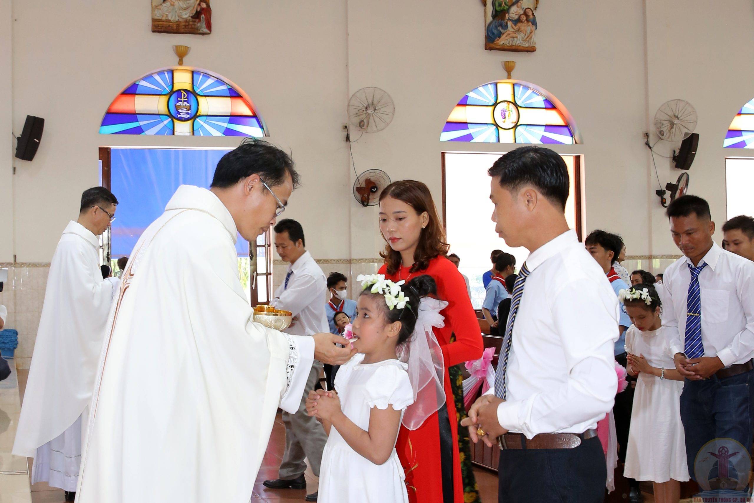 Tin ảnh: Gx. Hòa Thuận: Thánh lễ ban Bí tích Thánh Thể lần đầu- Ngày 19.6.2022