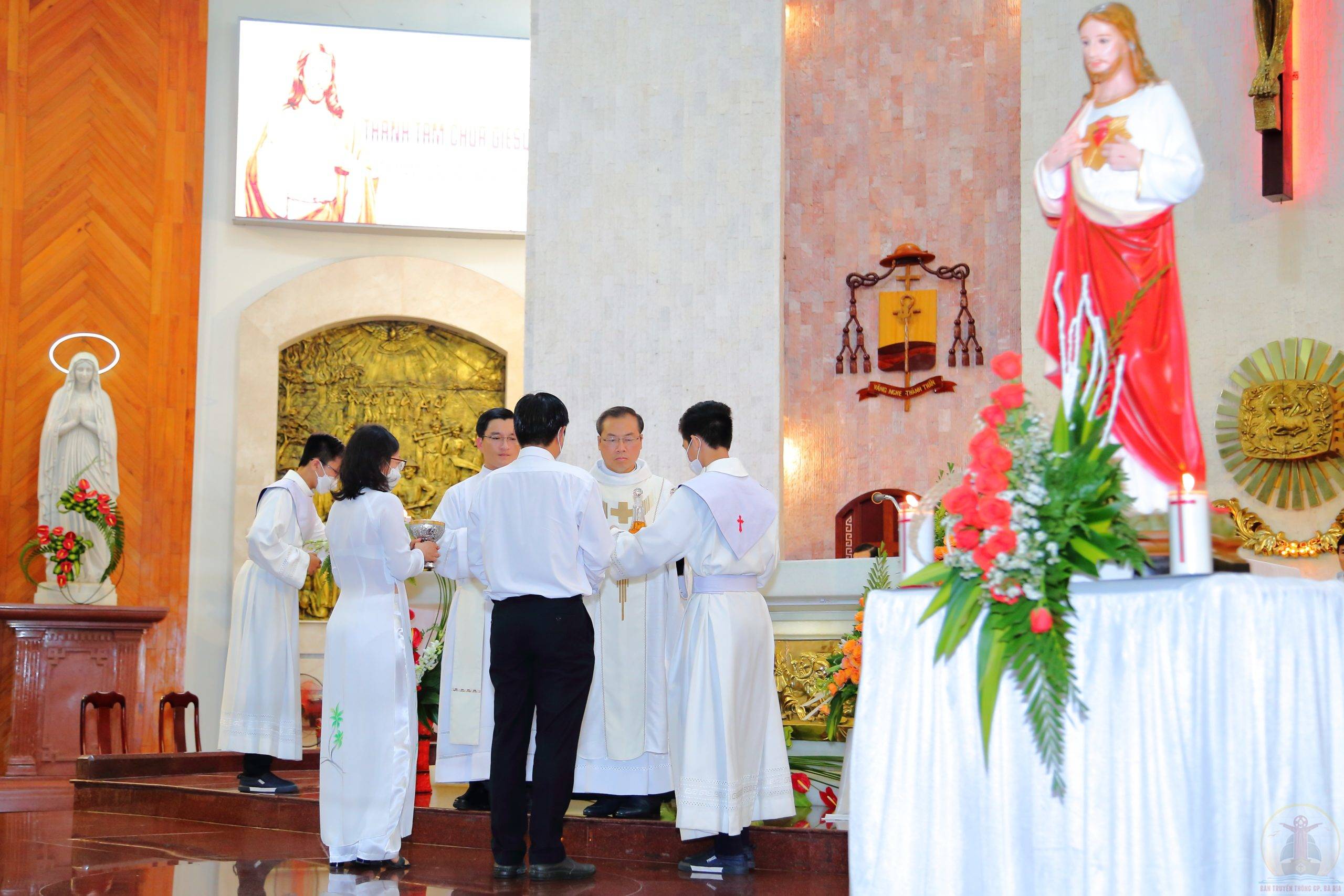 Tin ảnh: Gx. Chánh Tòa: Mừng Lễ Thánh Tâm Chúa Giêsu – Bổn Mạng Giáo Họ Thánh Tâm