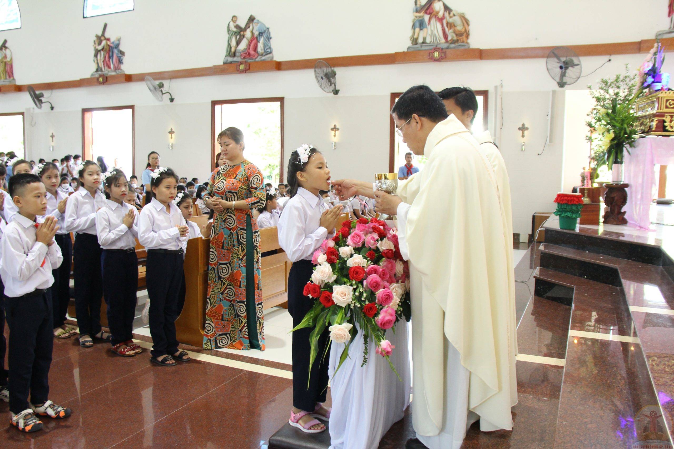Tin ảnh: Gx. Láng Cát: 72 thiếu nhi lần đầu rước Chúa- Ngày 19.6.2022