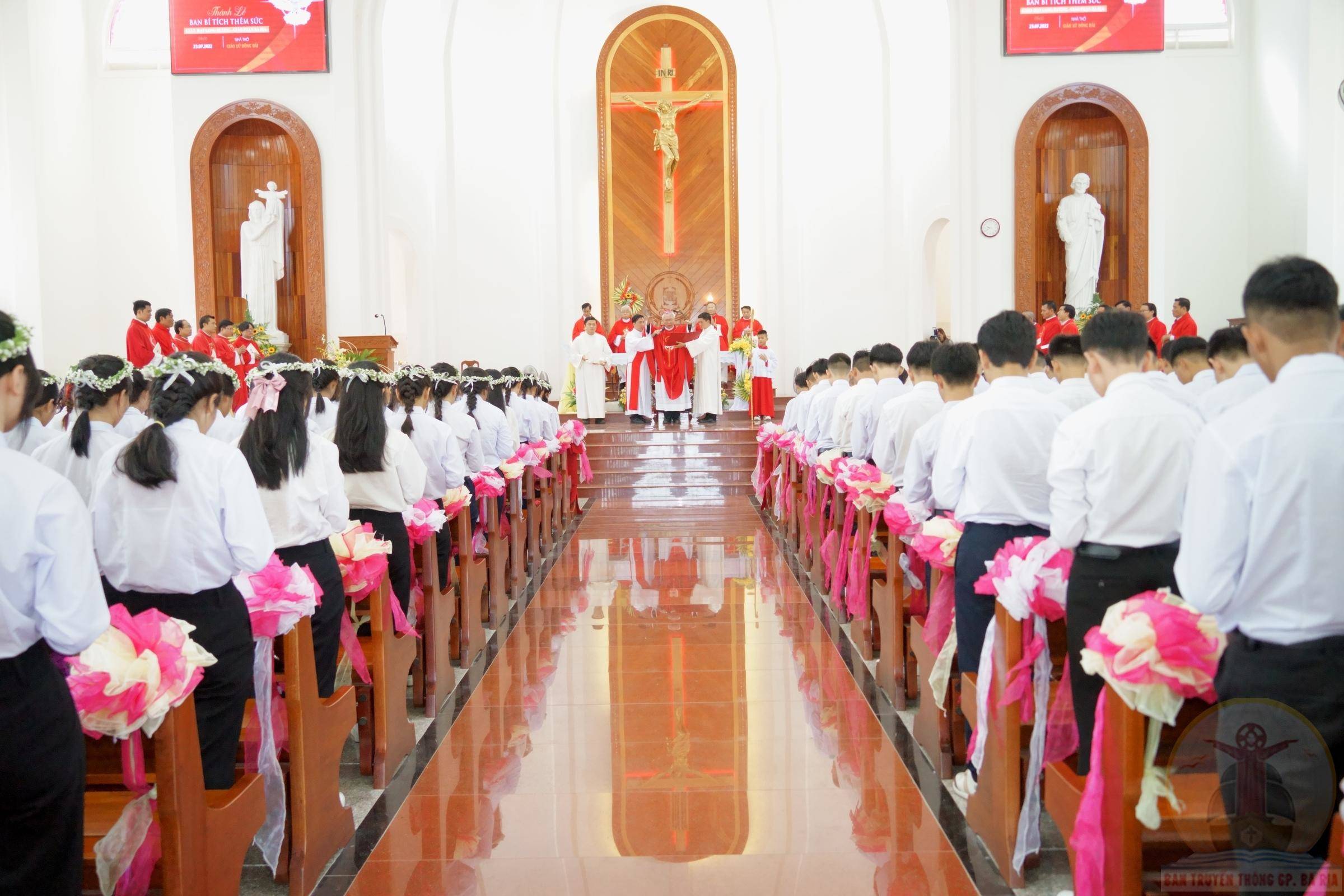 Gx. Đông Hải: Đức Cha Emmanuel ban Bí tích Thêm sức cho 132 thiếu nhi- 23.7.2022