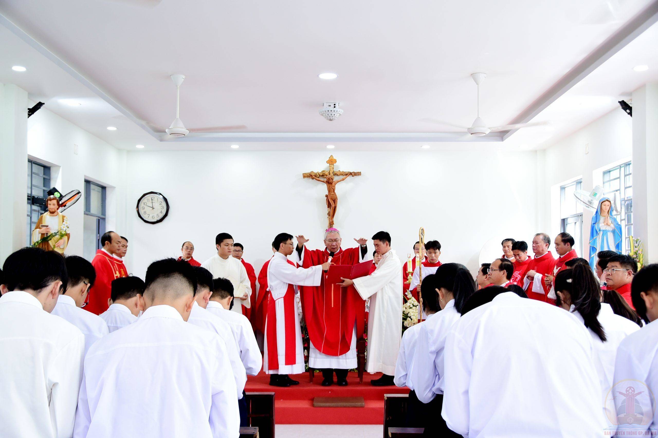 Gx. Hòa Hưng: Đức Cha Emmanuel ban Bí tích Thêm sức cho 31 thiếu nhi