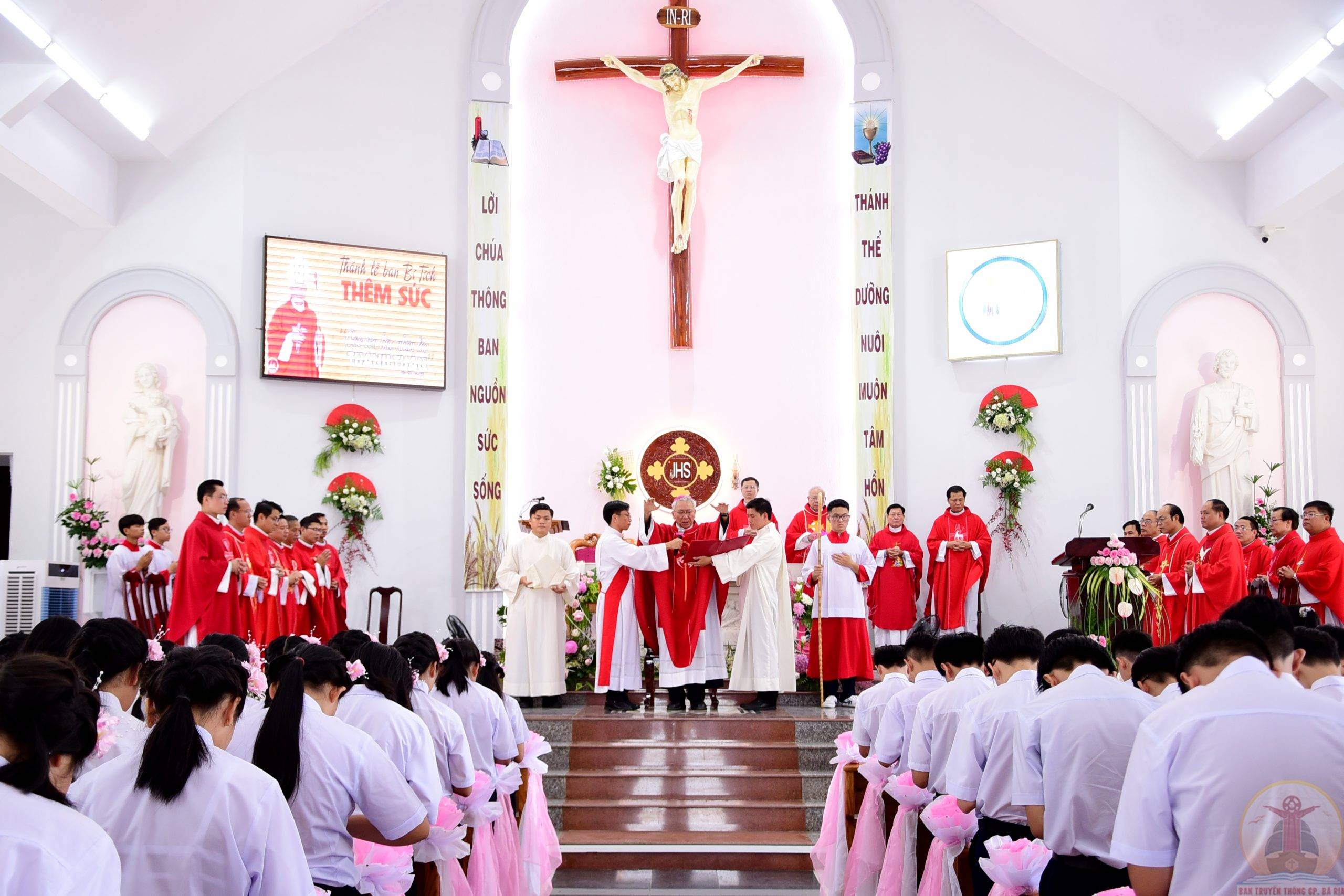 Gx. Hòa Tân: Đức Cha Emmanuel ban Bí tích Thêm sức cho 75 thiếu nhi- 14.8.2022