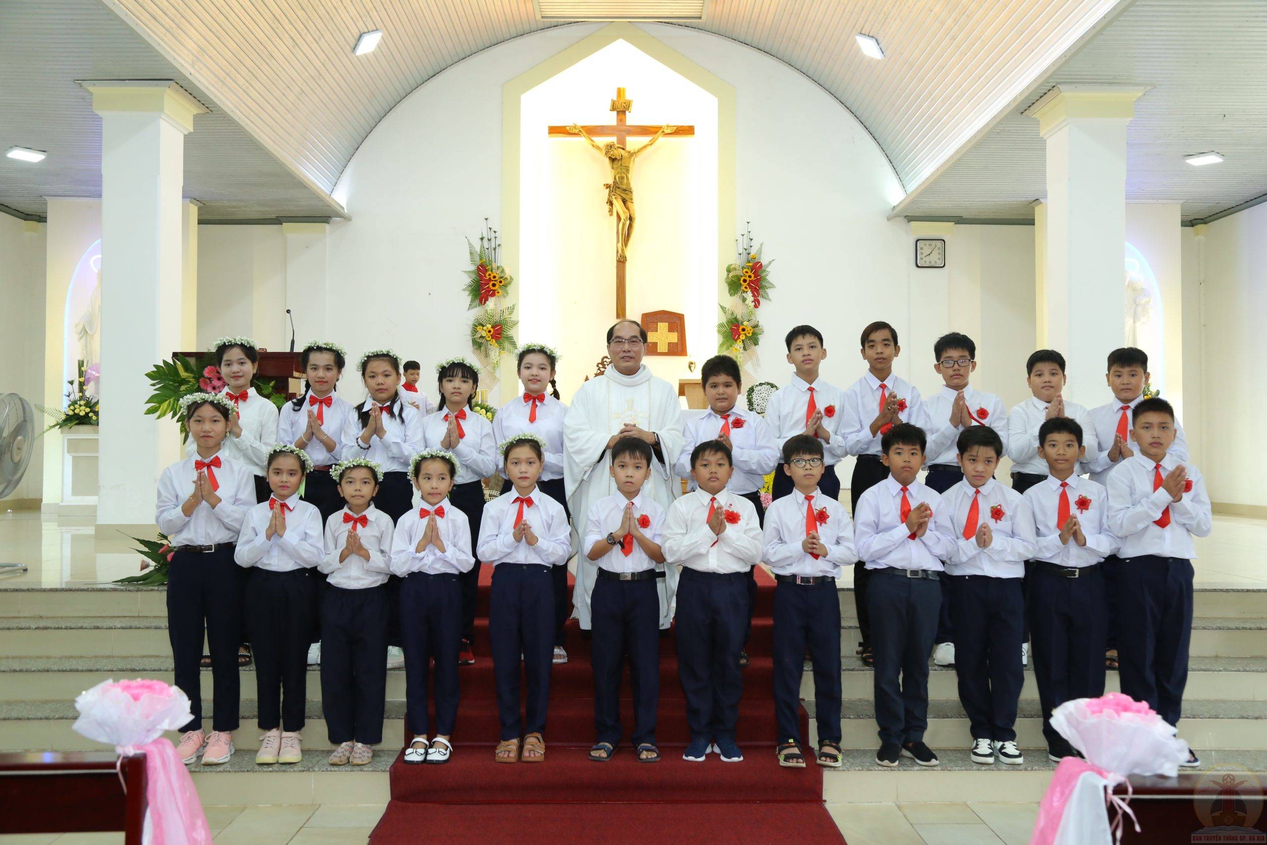 Gx. Đất Đỏ: 23 em thiếu nhi lần đầu rước Chúa- Ngày 14.8.2022