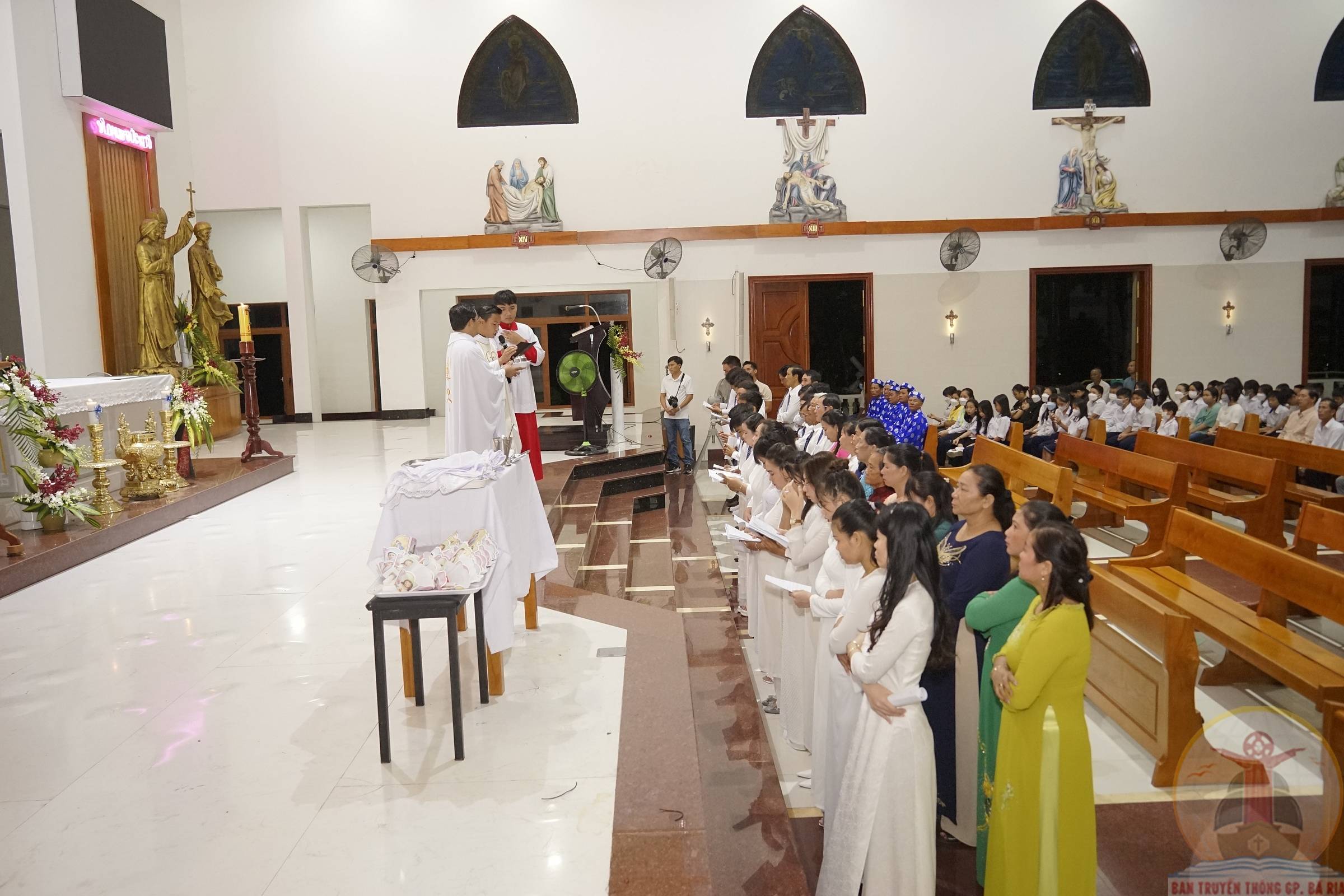 Gx. Láng Cát: 19 anh chị em dự tòng lãnh nhận các Bí tích Khai Tâm Kitô giáo