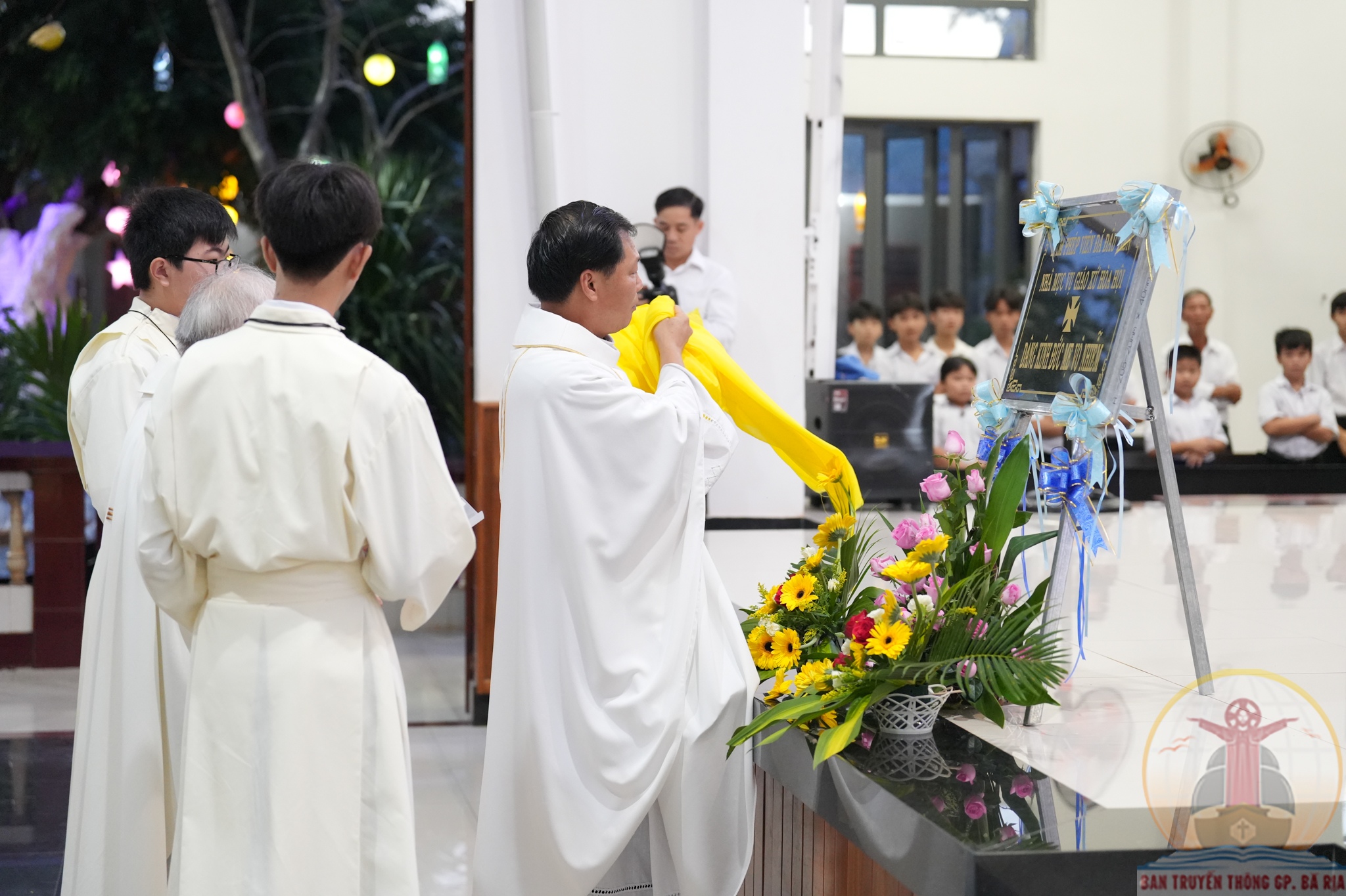 Gx. Hòa Hội: Làm phép viên đá đầu tiên xây dựng Nhà Mục Vụ Giáo xứ- 08.12.2022