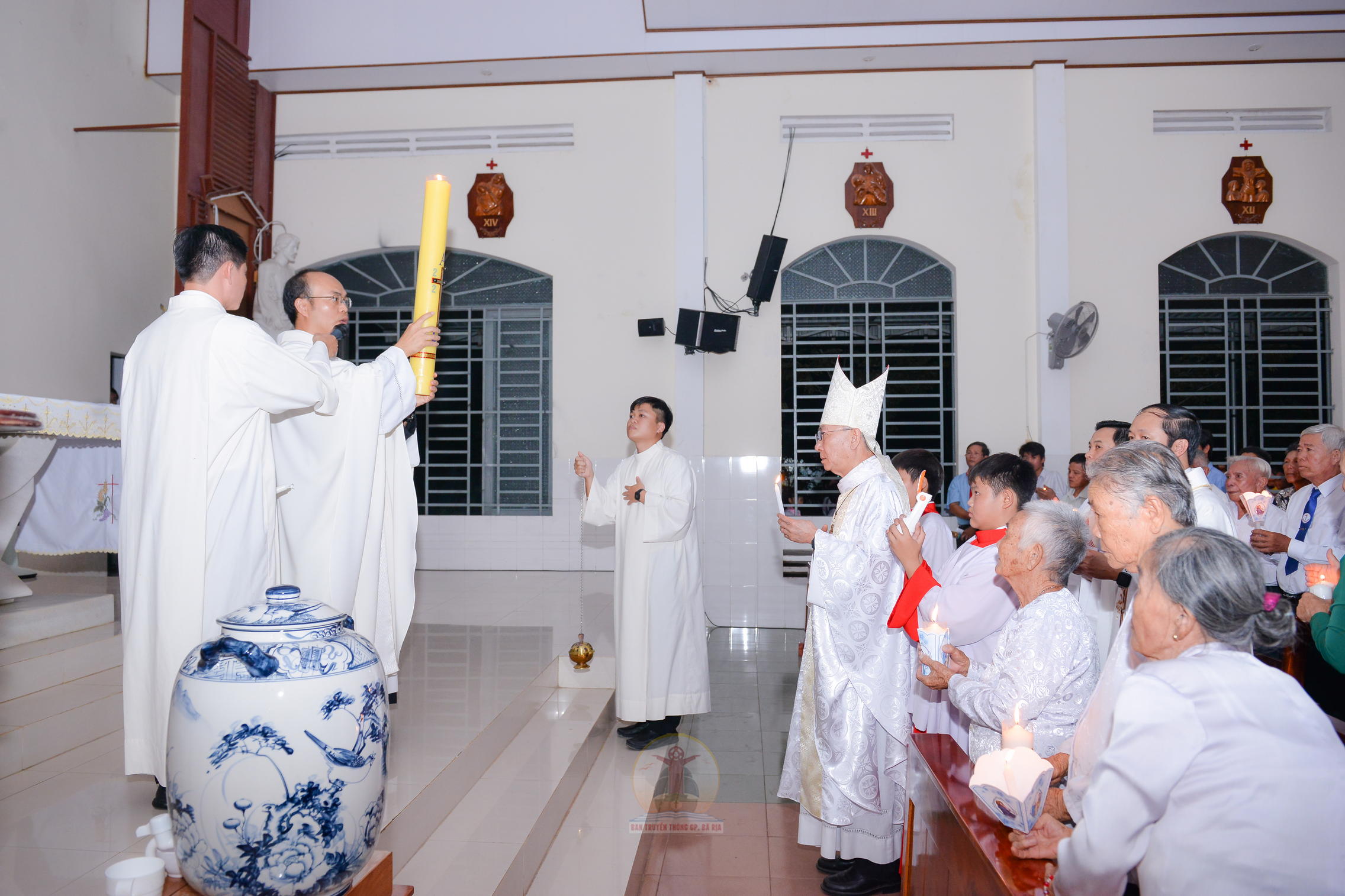 Giáo họ Phước An: Đức cha Emmanuel cử hành đêm Vọng Phục Sinh