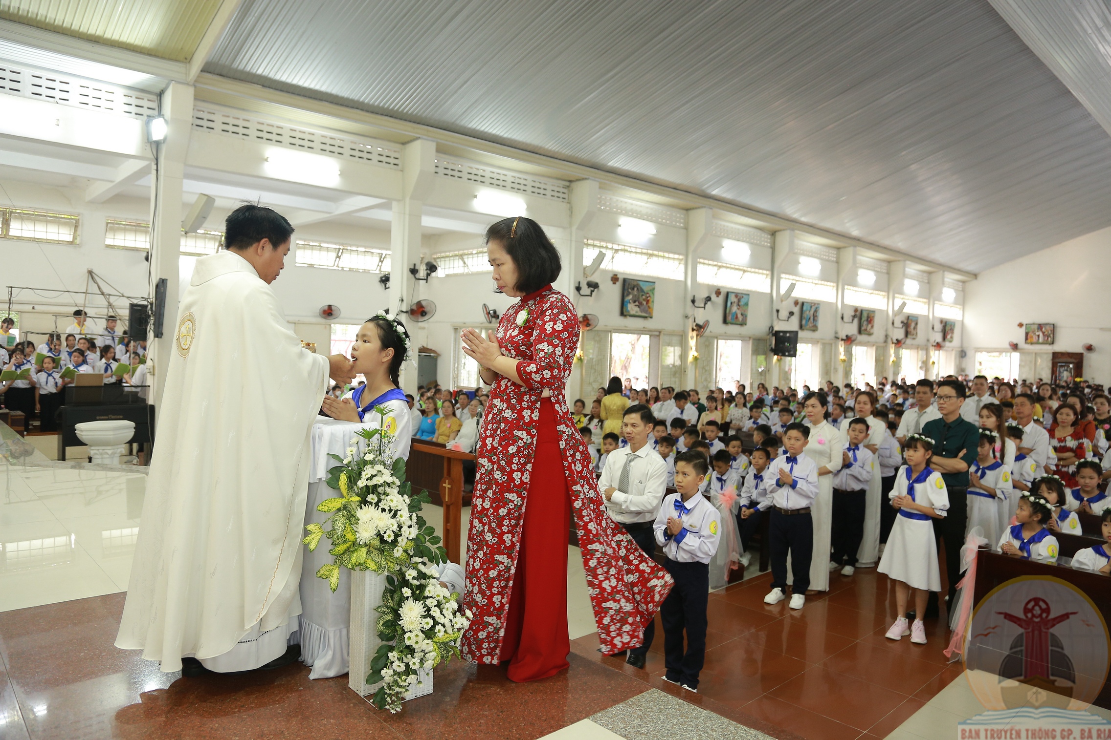 Gx. Lam Sơn: 84 em thiếu nhi lần đầu rước Chúa – Ngày 16.4.2023