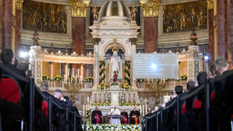 Tông du Hungary: Diễn văn của Đức Thánh Cha trong buổi gặp các giám mục, các linh mục và phó tế, tu sĩ, chủng sinh và các nhân viên mục vụ