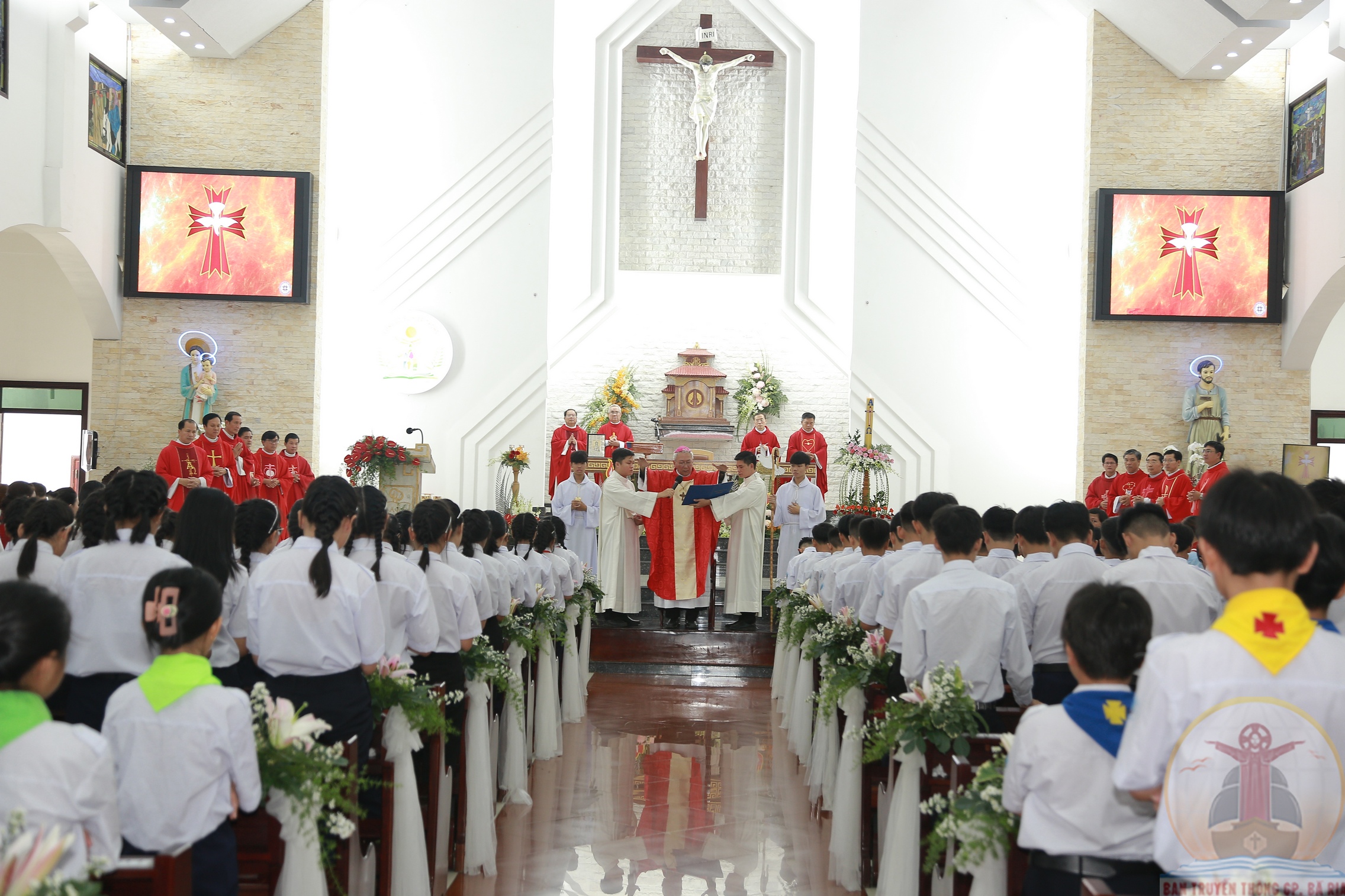 Gx. Tân Phước: Đức Cha Emmanuel ban Bí tích Thêm Sức cho 111 thiếu nhi- Ngày 28.5.2023