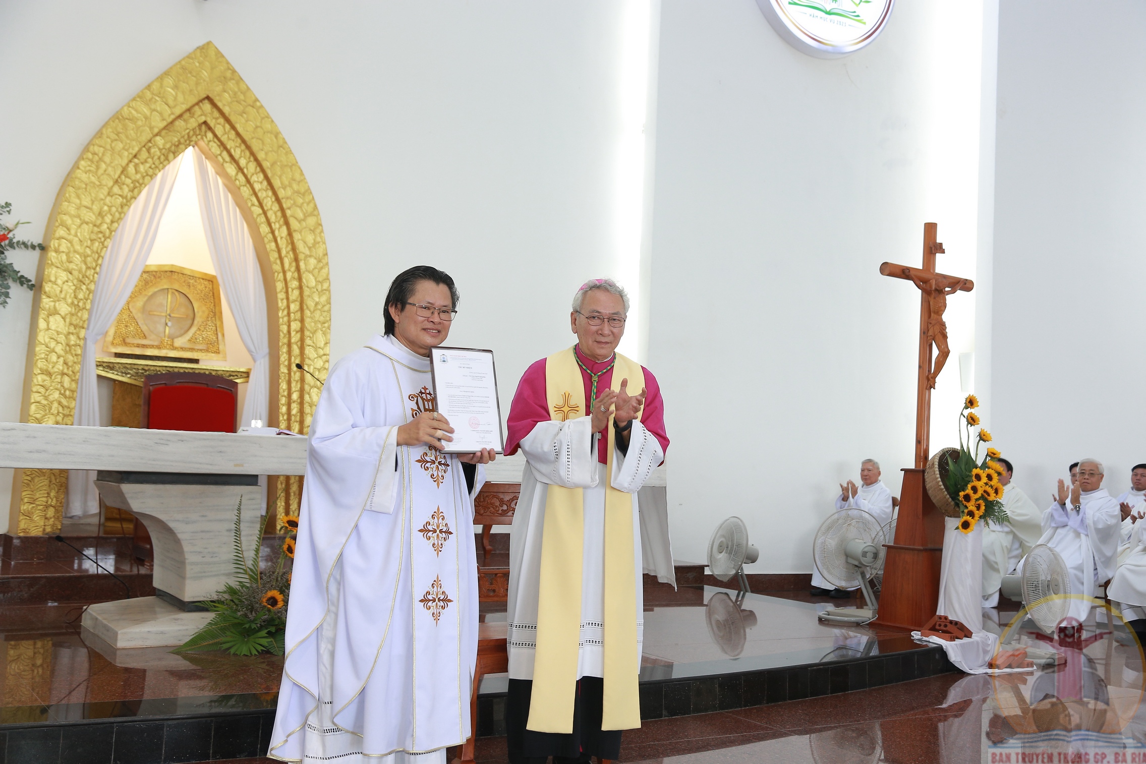 Gx. Bãi Dâu: Nghi lễ nhận xứ của Cha Tân Chánh xứ Giuse Nguyễn Quang Hóa – Ngày 12.5.2023