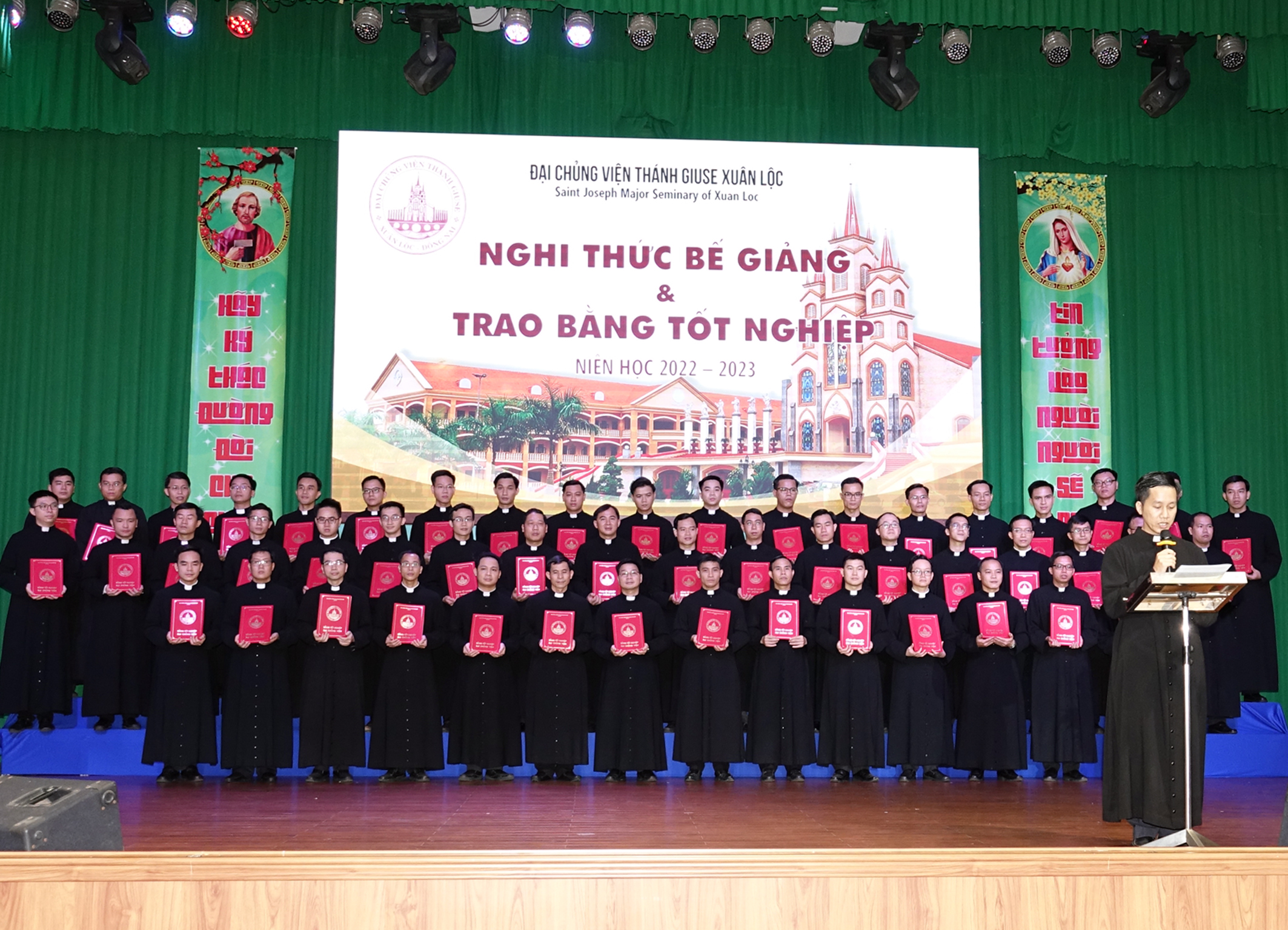 ĐCV Thánh Giuse Xuân Lộc: Bế Giảng Năm Học và Trao bằng Tốt Nghiệp cho 52 Thầy Chủng Sinh Khóa XI