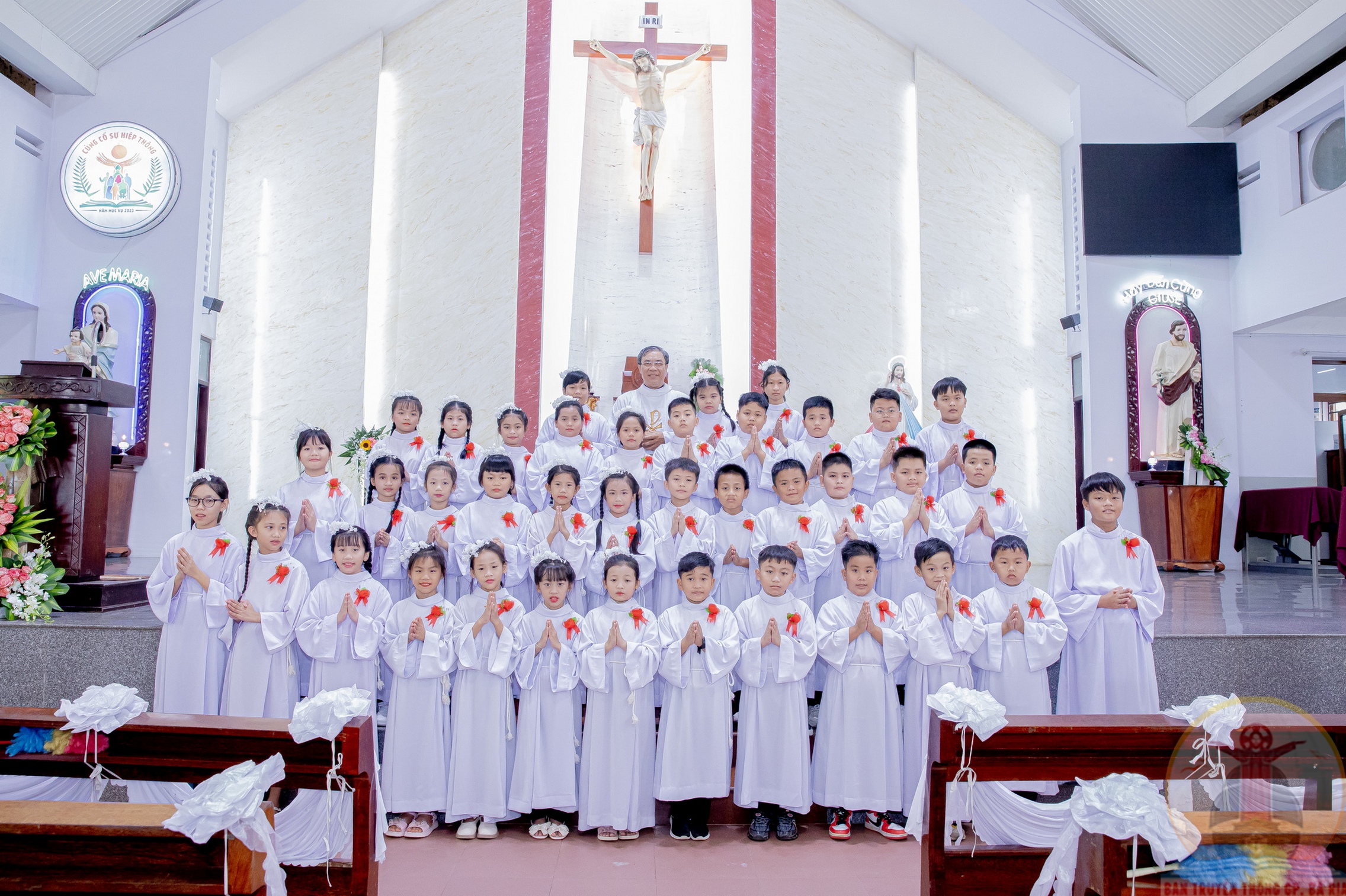 Gx. Hữu Phước: 38 em thiếu nhi lần đầu rước Chúa- 11.6.2023
