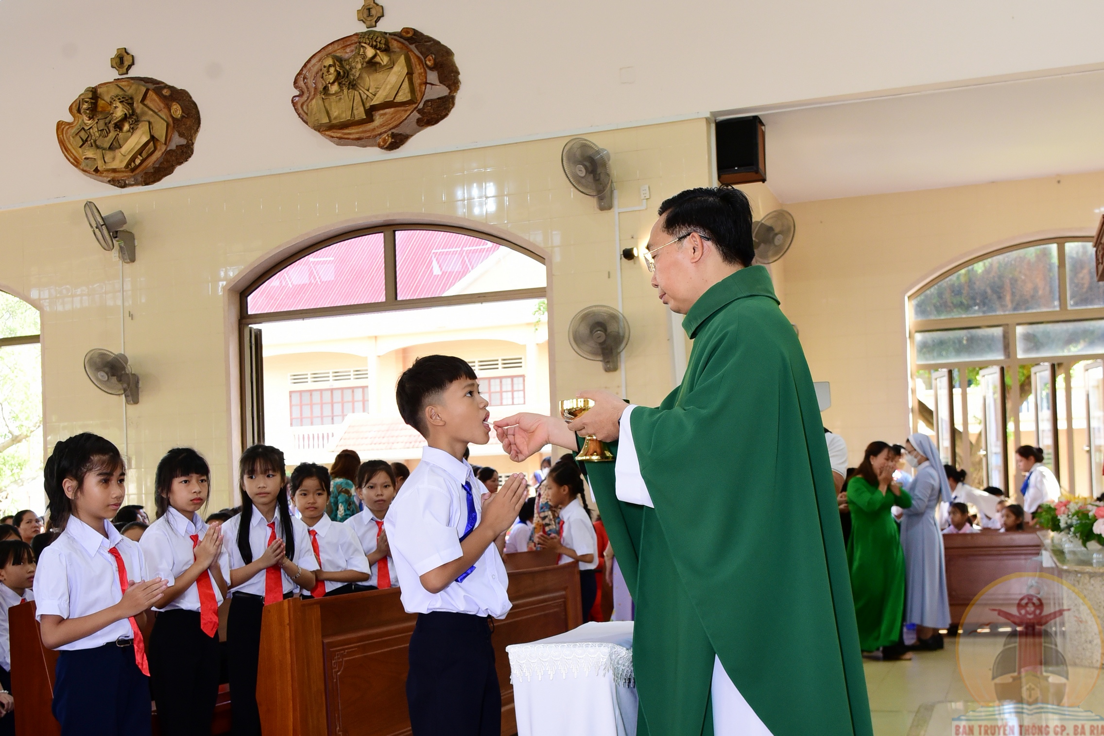Gx. Hải Lâm: 222 em thiếu nhi Rước Chúa lần đầu- 18.6.2023