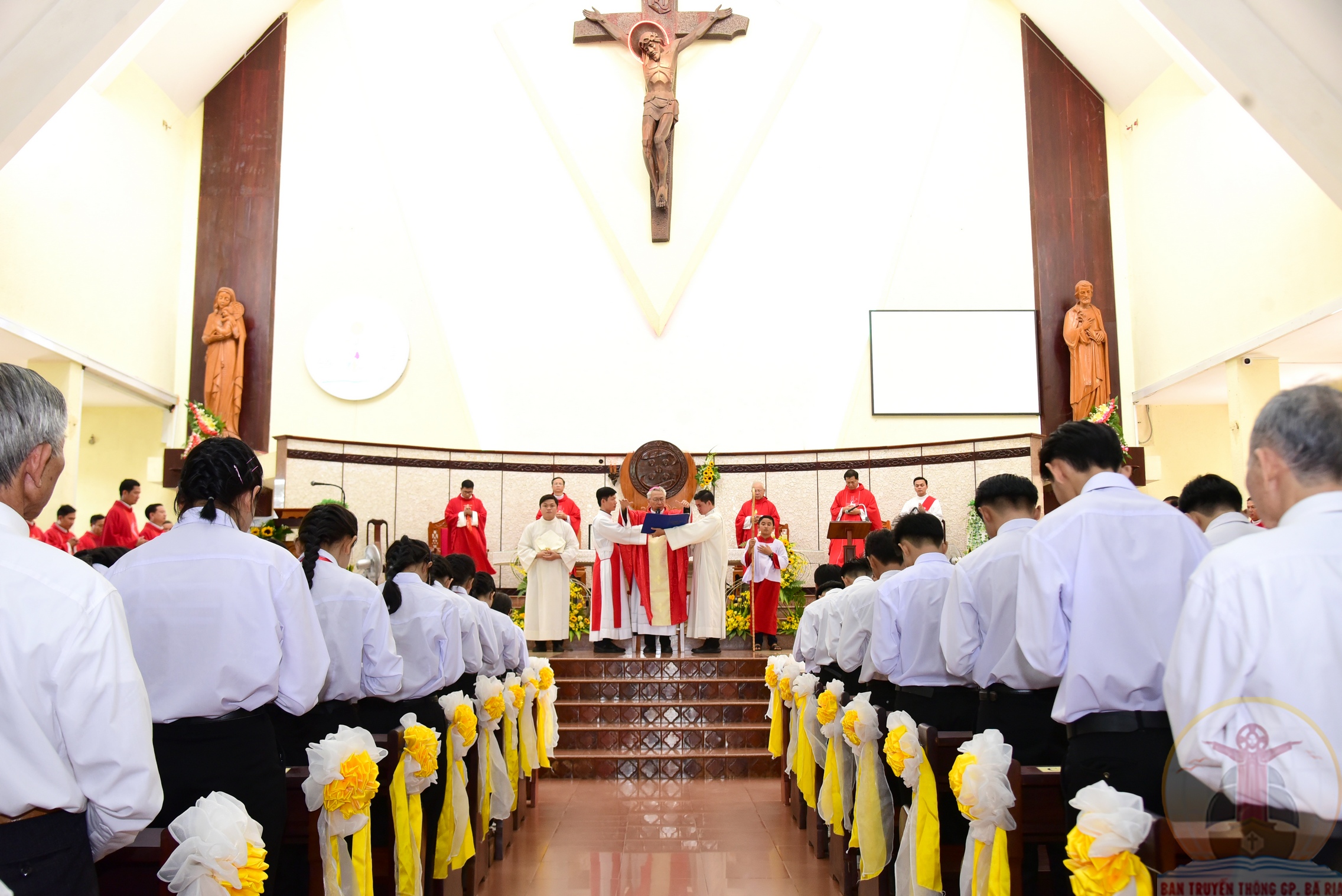 Gx. Hòa An: Đức Cha Emmanuel ban Bí tích Thêm sức cho 52 thiếu nhi