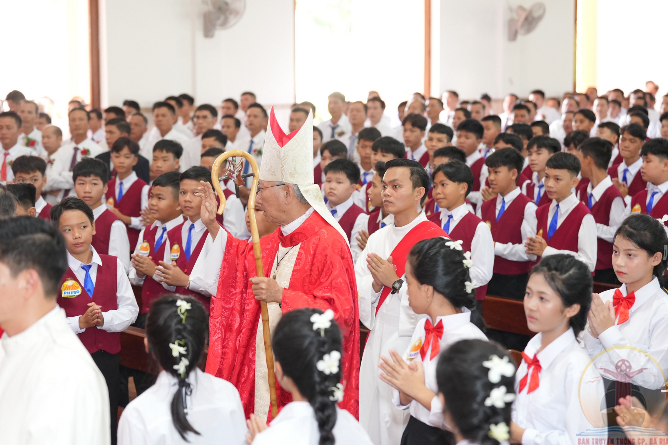 Gx. Hòa Thuận: Đức Cha Emmanuel ban Bí Tích Thêm Sức cho 239 thiếu nhi