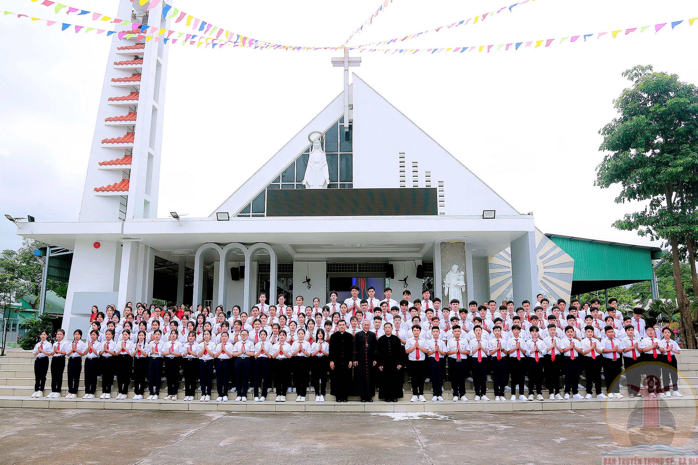 Gx. Thanh Phong: Đức Cha Emmanuel ban Bí tích Thêm sức cho 135 thiếu nhi- 30.7.2023