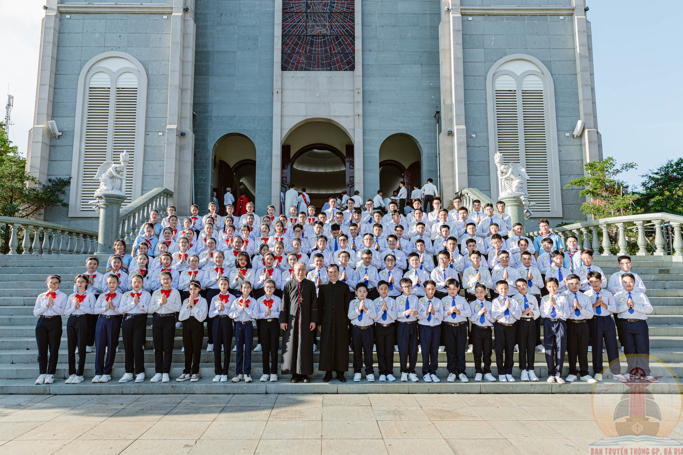 Gx. Chánh Tòa Bà Rịa: Đức Cha Emmanuel ban Bí tích Thêm Sức cho 113 em thiếu nhi