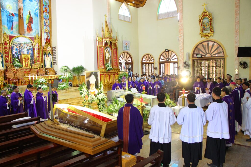 Nghi Thức Tẩn Liệm Và Thánh Lễ Đưa Chân Đức Cha Phêrô Trần Thanh Chung