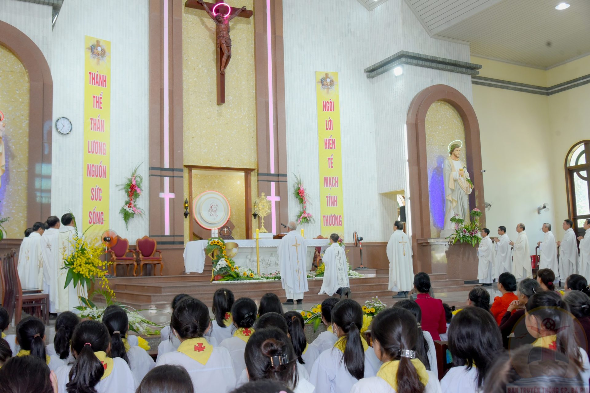 Gx. Bình Châu: Chầu Thánh Thể thay Giáo phận- 22.10.2023