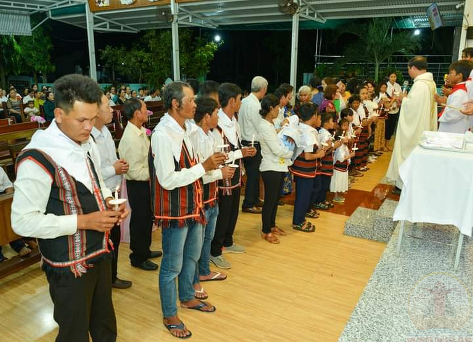Giáo điểm Ruộng Tre: Thánh lễ ban Các Bí tích Khai tâm cho 21 anh chị em tân tòng
