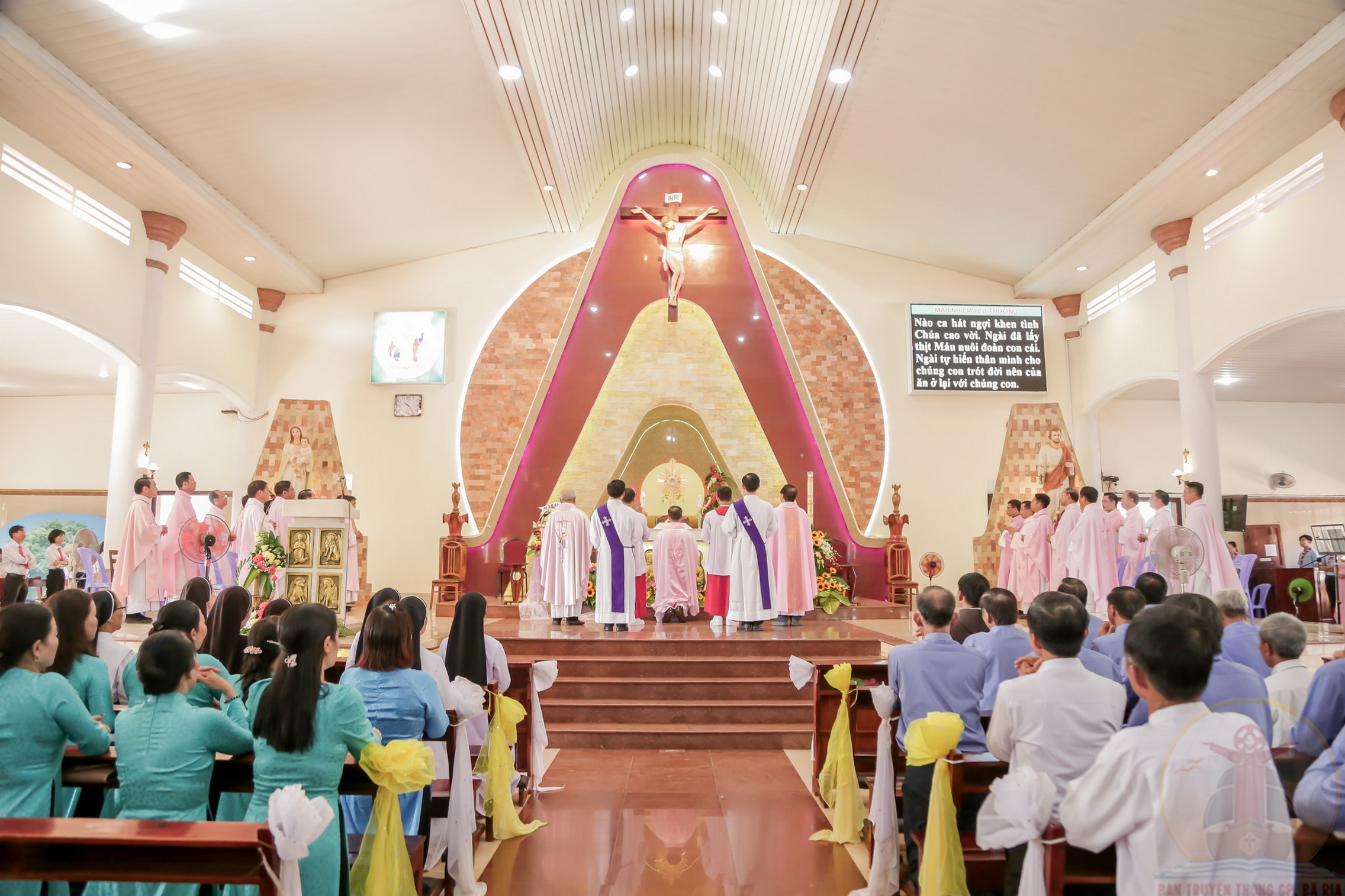 Gx. Hòa Xuân: Chầu Thánh Thể thay giáo phận- 17.12.2023