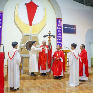 Giáo họ Biệt lập Tân Lâm: Đức cha Emmanuel cử hành nghi thức Suy tôn Thánh Giá- Ngày 29.3.2024