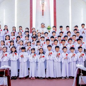 Gx. Hữu Phước: 53 em thiếu nhi lần đầu rước Chúa- Ngày 02.6.2024