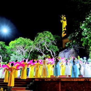 Đền Thánh Đức Mẹ Bãi Dâu:  Cử hành giờ dâng hoa- Bế mạc Tháng Hoa tôn kính Mẹ Maria