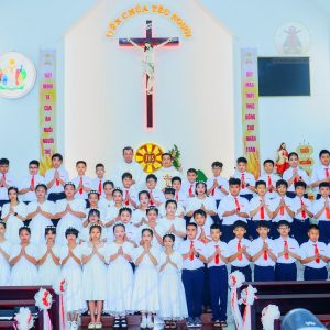 Gx. Trung Đồng:  56 em thiếu nhi nhận Bí tích Thánh Thể lần đầu – Ngày 23.6.2024
