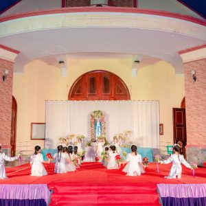 Gx. Phước Tân: Dâng hoa bế mạc Tháng Hoa tôn kính Mẹ- Ngày 31.5.2024