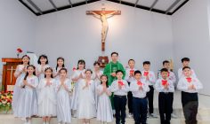 Gx. Thủ Lựu: 18 em thiếu nhi lần đầu rước Chúa- Ngày 22.6.2024