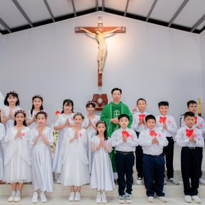 Gx. Thủ Lựu: 18 em thiếu nhi lần đầu rước Chúa- Ngày 22.6.2024