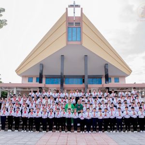Giáo xứ Quảng Nghệ: 120 thiếu nhi rước lễ lần đầu - Ngày 28.7.2024