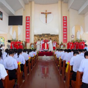 Gx. Hải Lâm: Đức Cha Emmanuel cử hành Thánh lễ ban Bí tích Thêm Sức  Ngày 20.07.2024