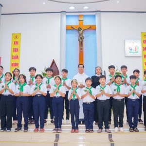 Gx. Hòa Lâm: 21 em thiếu nhi lần đầu rước Chúa- Ngày 30.6.2024