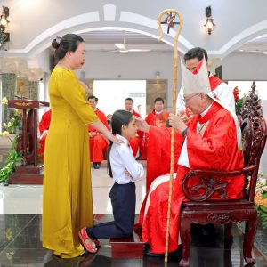 Gx. Xuân Hà: Đức cha Emmanuel ban Bí tích Thêm sức cho 96 thiếu nhi- Ngày 10.7.2024
