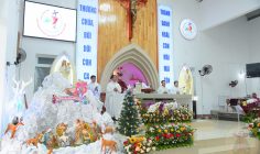 Giáo điểm Hòa Tâm: Đức Cha Emmanuel cử hành thánh lễ mừng Chúa Giáng Sinh 2024