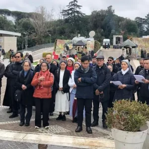 Liên tu sĩ Việt Nam tại Roma quy tụ tại bệnh viện Gemelli cầu nguyện cho Đức Thánh Cha
