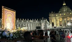 TỪ NGÀY 24/2, VÀO 9 GIỜ MỐI TỐI, SẼ CÓ GIỜ KINH MÂN CÔI TẠI QUẢNG TRƯỜNG THÁNH PHÊRÔ CẦU NGUYỆN CHO ĐỨC THÁNH CHA