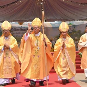 LỄ TRUYỀN CHỨC CHO ĐỨC GIÁM MỤC LÀO GỐC VIỆT ĐẦU TIÊN