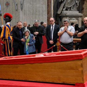 Đức Thánh Cha Phanxicô và bức họa còn dang dở