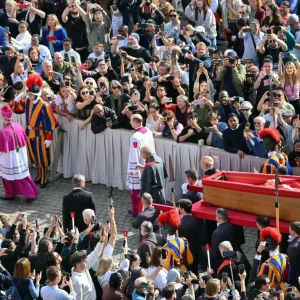 Thi hài Đức Thánh Cha Phanxicô được rước vào Đền thờ Thánh Phêrô