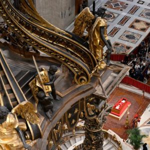 ROGITO - Bản tóm tắt tiểu sử của Đức Thánh Cha Phanxicô được đặt trong linh cữu