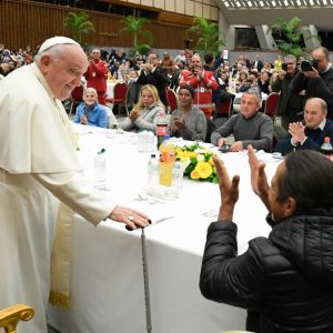 Người nghèo ở Quảng trường Thánh Phêrô thương tiếc Đức cố Giáo hoàng Phanxicô